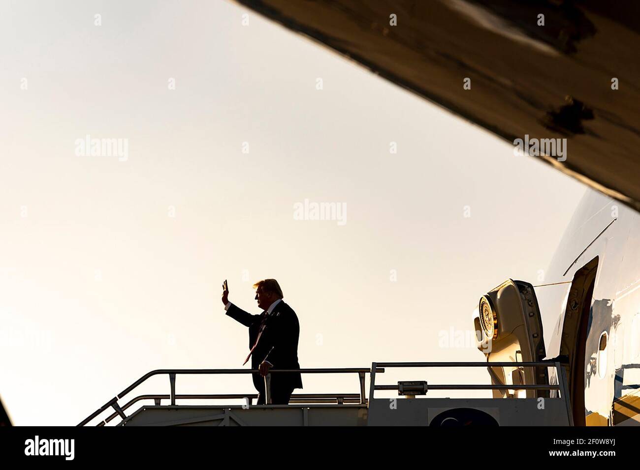 Präsident Donald Trump landet Air Force One am Los Angeles International Airport in Los Angeles Dienstag, den 18 2020. Februar und wird vom Bürgermeister von Anaheim California Harry Sidhu Bürgermeister von Lancaster California R. Rex begrüßt. Parris und Unterstützer. Stockfoto