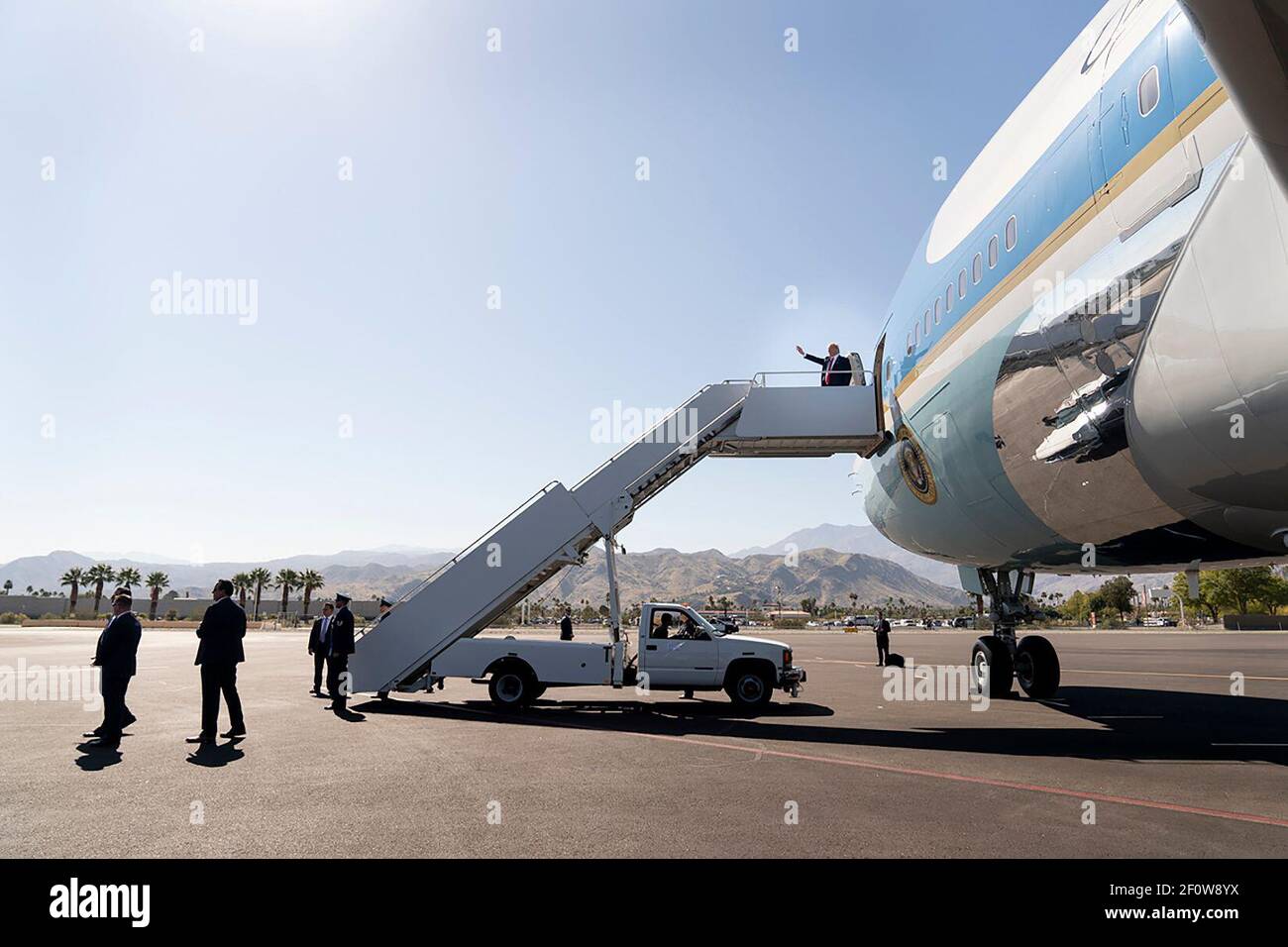 Präsident Donald Trump Wellen, wie er landet Air Force One am Palm Spring International Airport in Palm Springs Calif. Mittwoch Feb. 19 2020 auf dem Weg zu einer Veranstaltung auf dem Porcupine Creek Golfplatz in Rancho Mirage Calif Stockfoto
