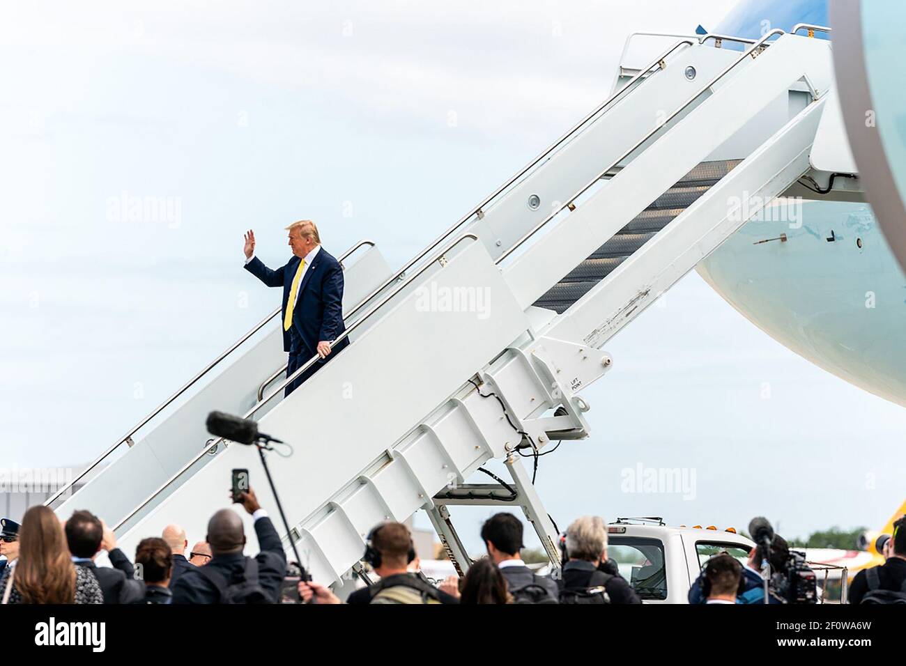 Präsident Donald Trump winkt, als er an einem Montag, den 9 2020. März, am Orlando Sanford International Airport in Sanford Fla. Stockfoto