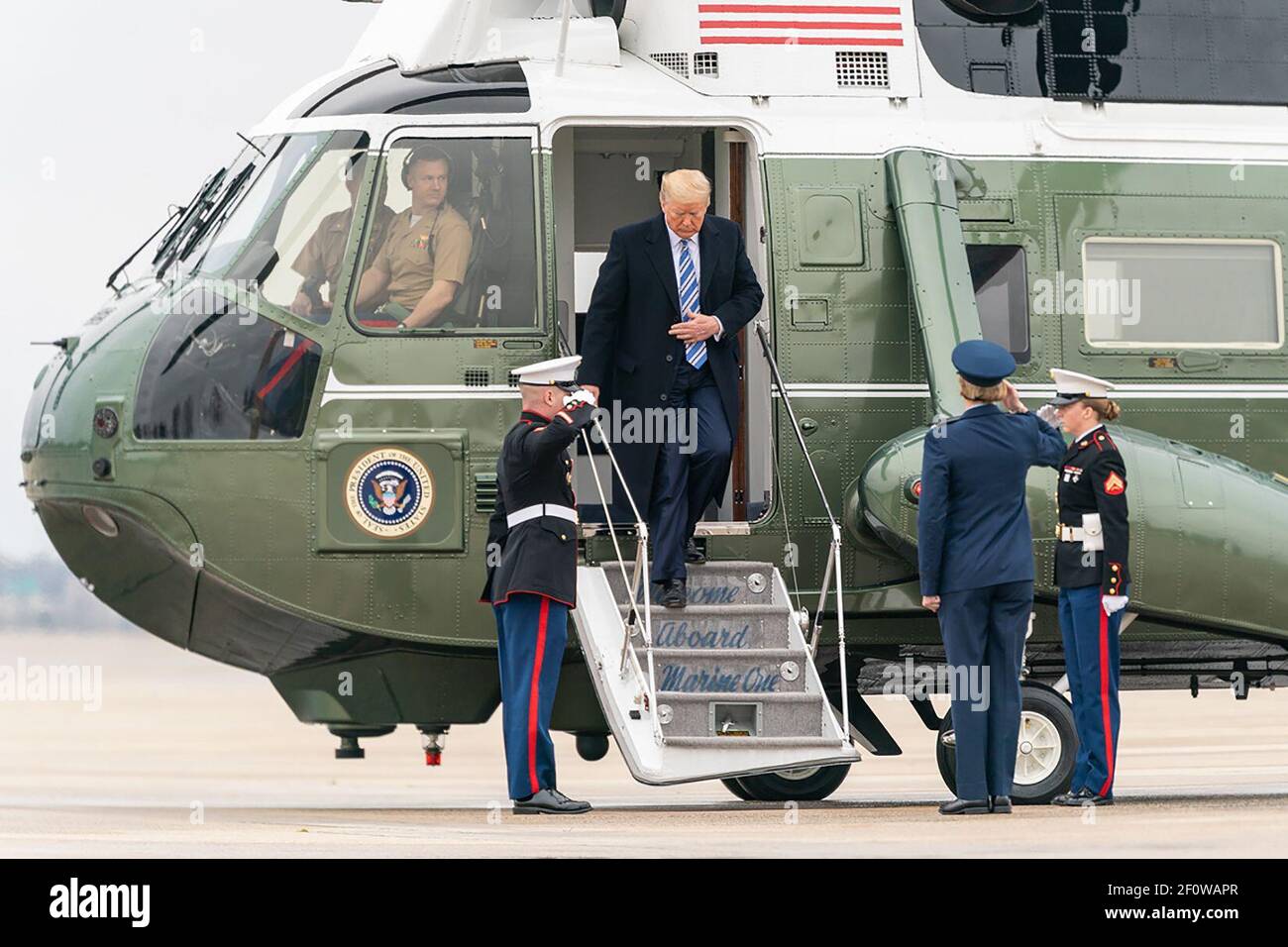 Präsident Donald Trump landet bei der Joint Base Andrews MD. Am Samstag, den 28 2020. März, auf dem Weg nach Norfolk Virginia, wo er bei der Abfahrt des USNS Comfort, einem US-Navy-Spitalschiff, Bemerkungen machen wird. Stockfoto