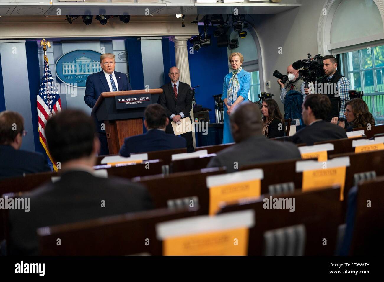 Präsident Donald Trump und Mitglieder des Weißen Hauses COVID-19 Coronavirus Task Force nimmt Fragen aus der Presse während einer Coronavirus Update Briefing Dienstag, 21 2020. April im James S. Brady White House Press Briefing Room. Stockfoto