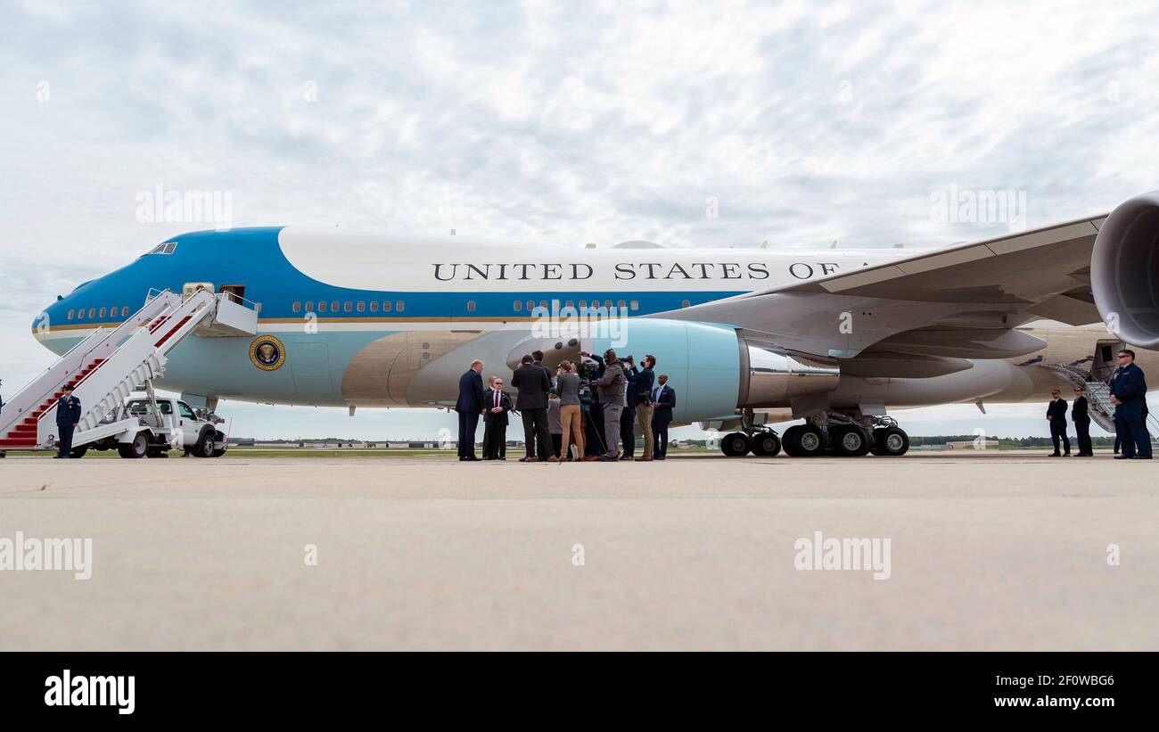 Präsident Donald Trump spricht am Dienstag, den 5 2020. Mai vor dem Einsteigen in die Air Force One auf dem Weg nach Phoenix Arizona, wo er in Honeywell eine Rede halten wird, mit Pressemitgliedern. Stockfoto