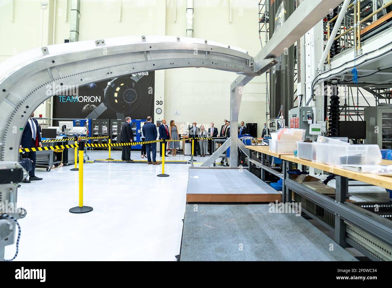 Präsident Donald Trump und First Lady Melania Trump von Vizepräsident Mike Pence und Second Lady Karen Pence an einer Tour der Orion Kapseln Mittwoch, 27 2020. Mai im Kennedy Space Center Operational Support Building in Cape Canaveral Fla. Stockfoto