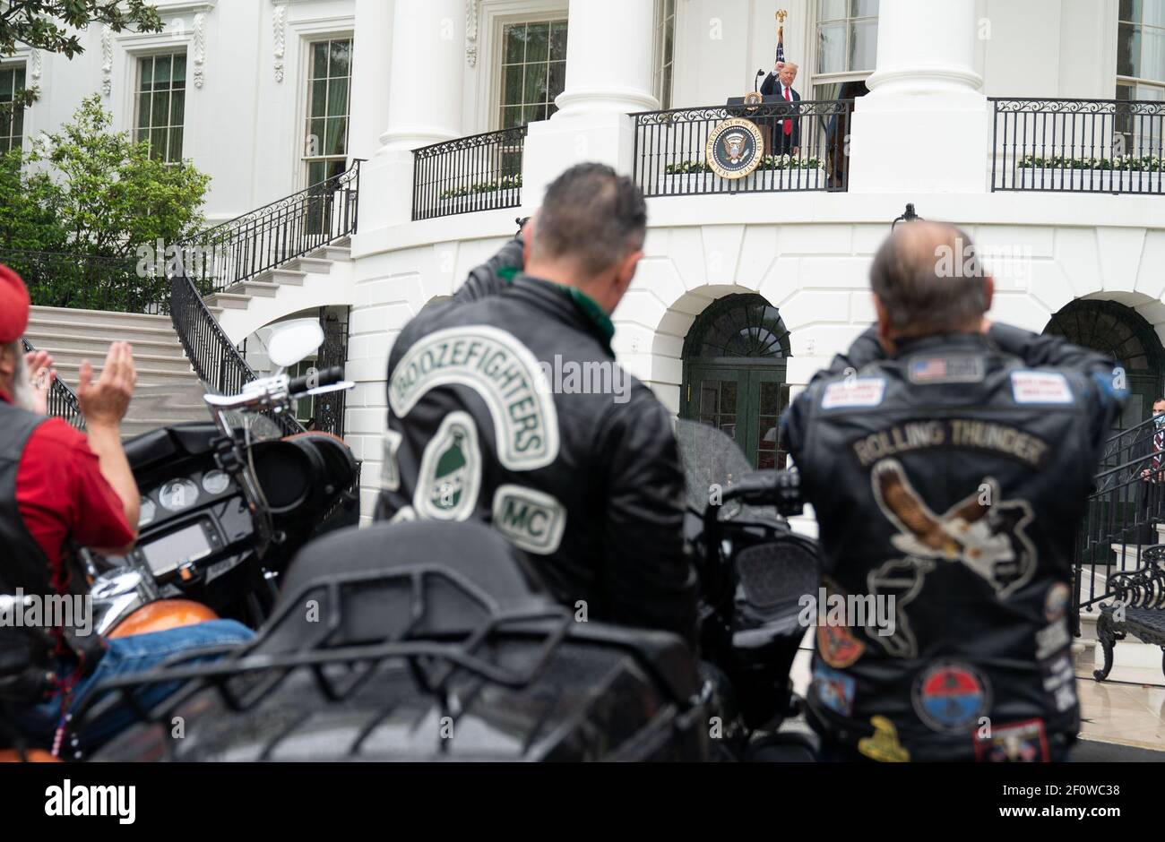 Veteranen hören zu und applaudieren, wie Präsident Donald Trump während des Rolling to Remember: Ehrung unserer Nations Veteranen und Kriegsgefangenen-MIA-Events am Freitag, den 22 2020. Mai, auf dem Blue Room Balkon des Weißen Hauses seine Bemerkungen abgibt. Stockfoto