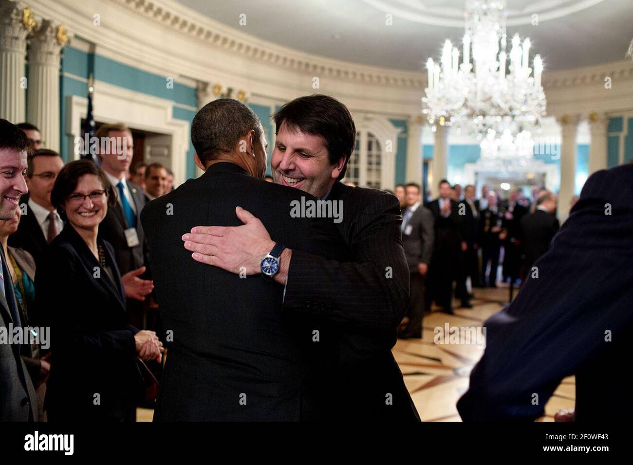 Präsident Barack Obama begrüßt Mark Lippert, US-Botschafter in der Republik Korea, an das US-Außenministerium in Washington, D.C., 24. Oktober 2014. Stockfoto