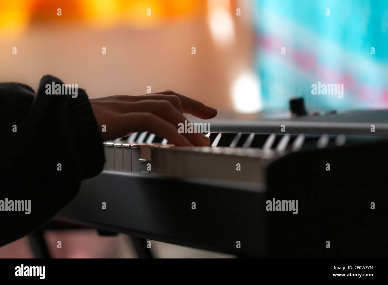 Nahaufnahme einer Hand, die Klavier spielt Stockfoto