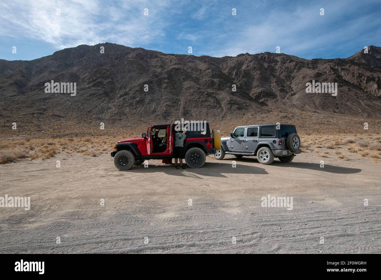 Es gibt einen Wanderweg neben der Rennstrecke im Death Valley National Park. Sie führt zum Gipfel des Ubehebes. Stockfoto