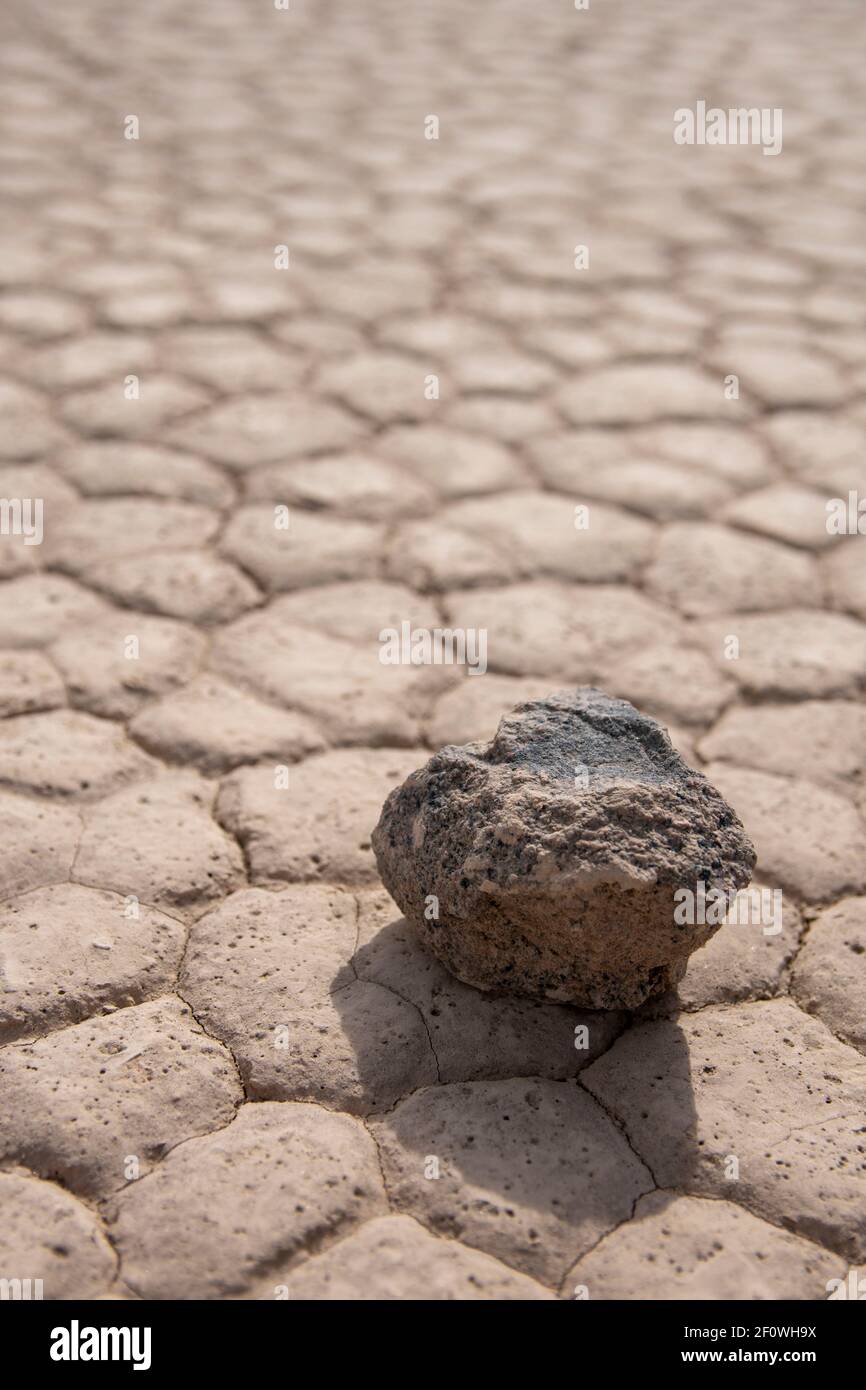 Es gibt einen Wanderweg neben der Rennstrecke im Death Valley National Park. Sie führt zum Gipfel des Ubehebes. Stockfoto