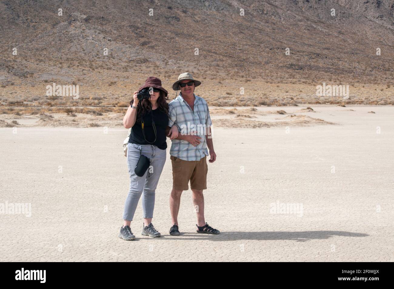 Es gibt einen Wanderweg neben der Rennstrecke im Death Valley National Park. Sie führt zum Gipfel des Ubehebes. Stockfoto