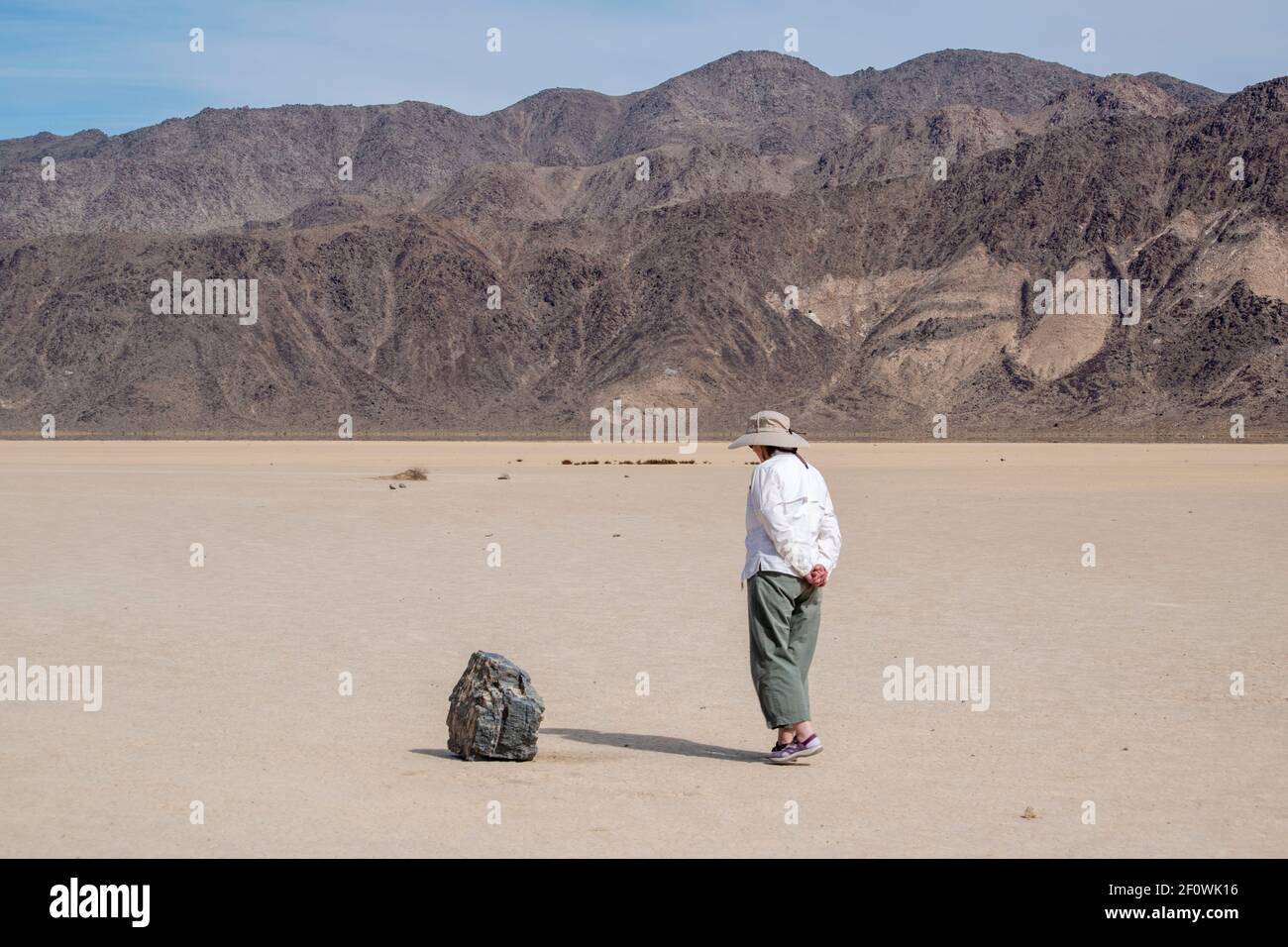 Es gibt einen Wanderweg neben der Rennstrecke im Death Valley National Park. Sie führt zum Gipfel des Ubehebes. Stockfoto