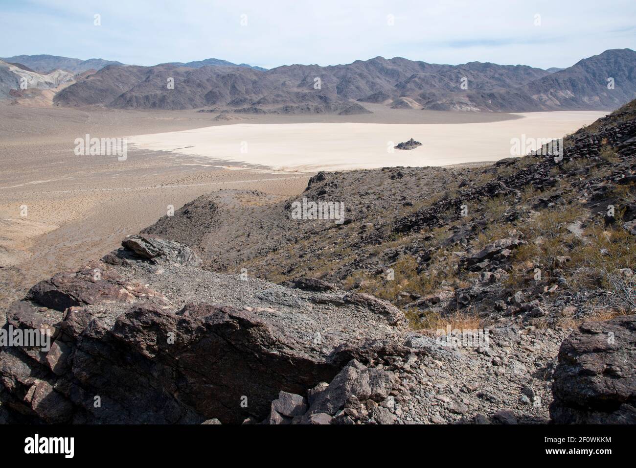 Es gibt einen Wanderweg neben der Rennstrecke im Death Valley National Park. Sie führt zum Gipfel des Ubehebes. Stockfoto