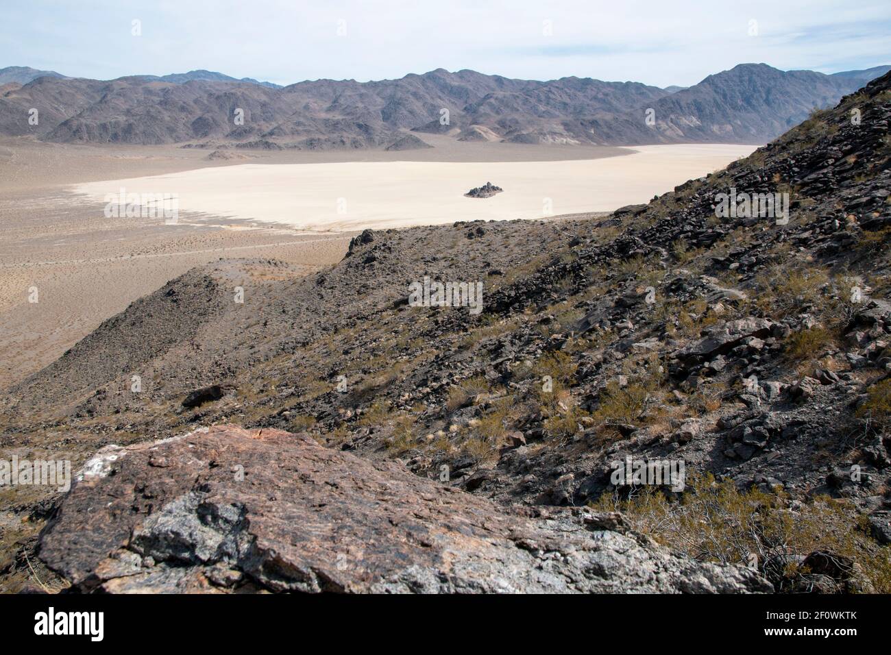 Es gibt einen Wanderweg neben der Rennstrecke im Death Valley National Park. Sie führt zum Gipfel des Ubehebes. Stockfoto