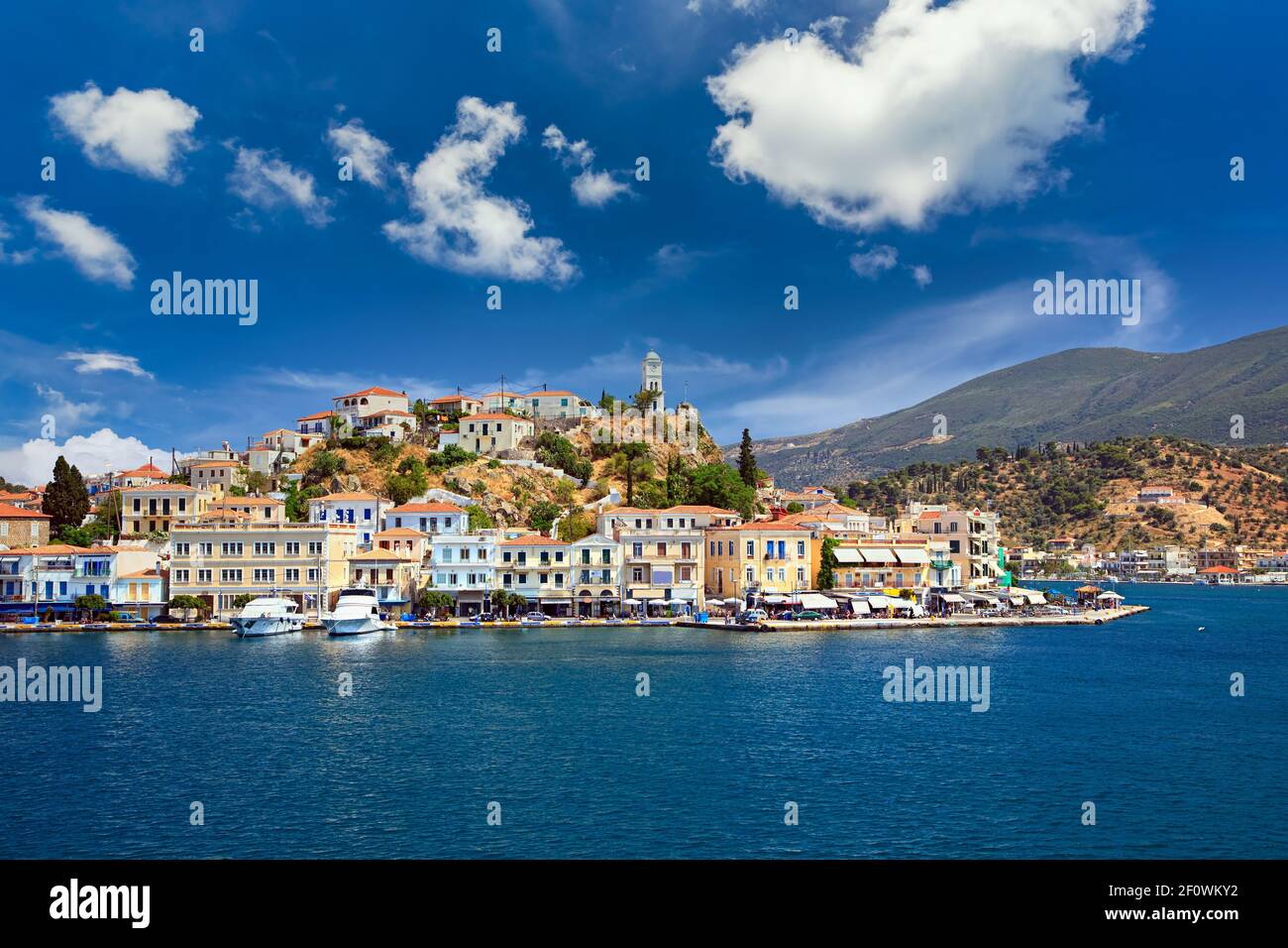 Griechische Stadt Poros an sonnigen Tag, Griechenland Stockfoto