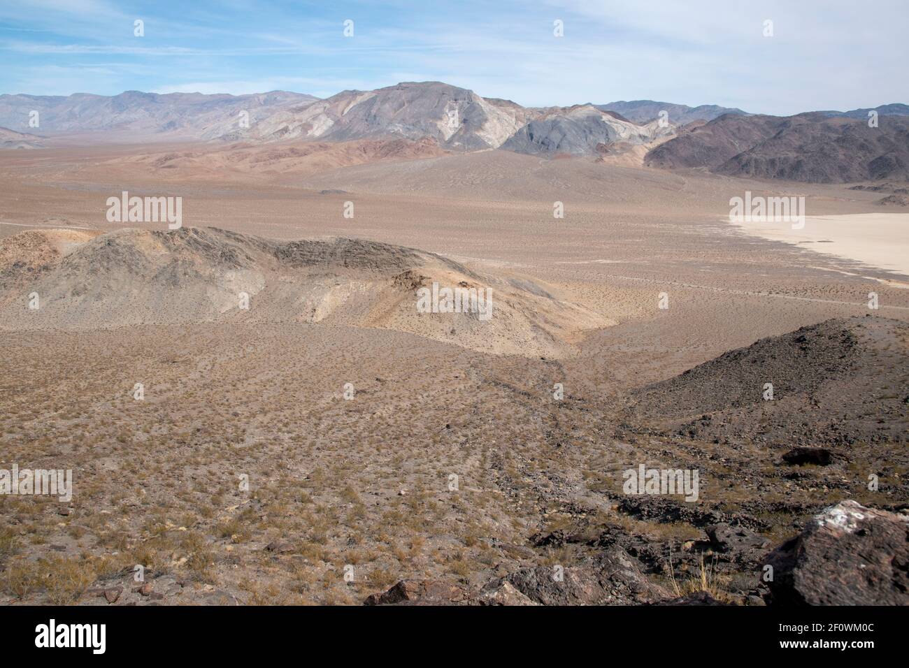 Es gibt einen Wanderweg neben der Rennstrecke im Death Valley National Park. Sie führt zum Gipfel des Ubehebes. Stockfoto