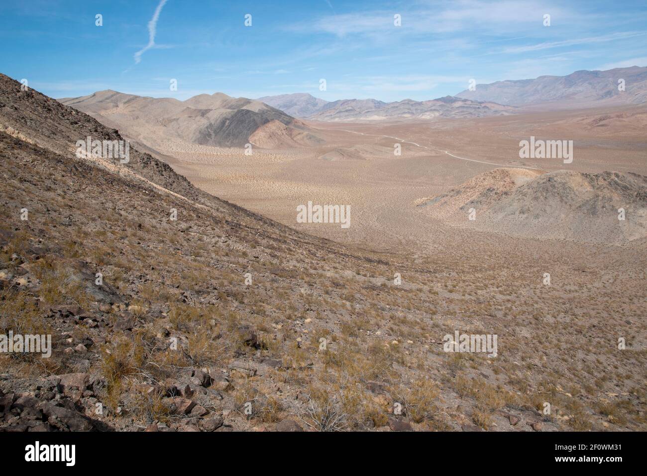 Es gibt einen Wanderweg neben der Rennstrecke im Death Valley National Park. Sie führt zum Gipfel des Ubehebes. Stockfoto