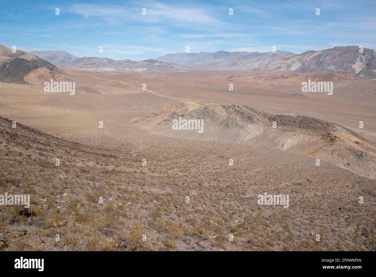 Es gibt einen Wanderweg neben der Rennstrecke im Death Valley National Park. Sie führt zum Gipfel des Ubehebes. Stockfoto