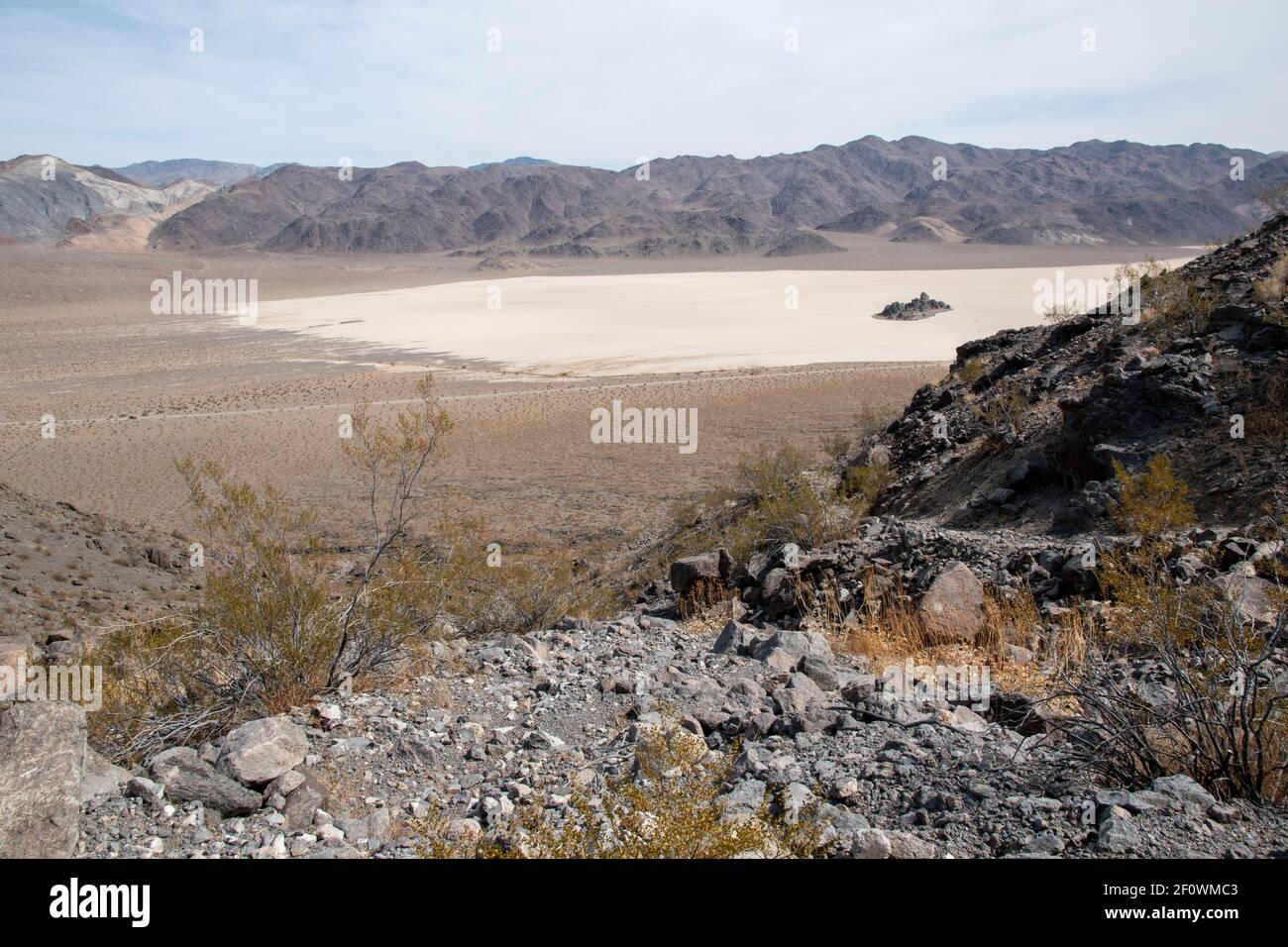 Es gibt einen Wanderweg neben der Rennstrecke im Death Valley National Park. Sie führt zum Gipfel des Ubehebes. Stockfoto