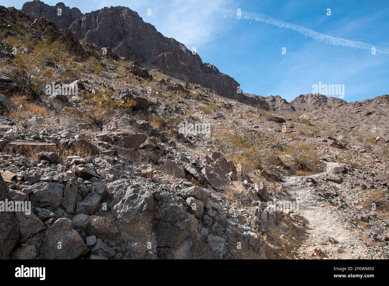 Es gibt einen Wanderweg neben der Rennstrecke im Death Valley National Park. Sie führt zum Gipfel des Ubehebes. Stockfoto