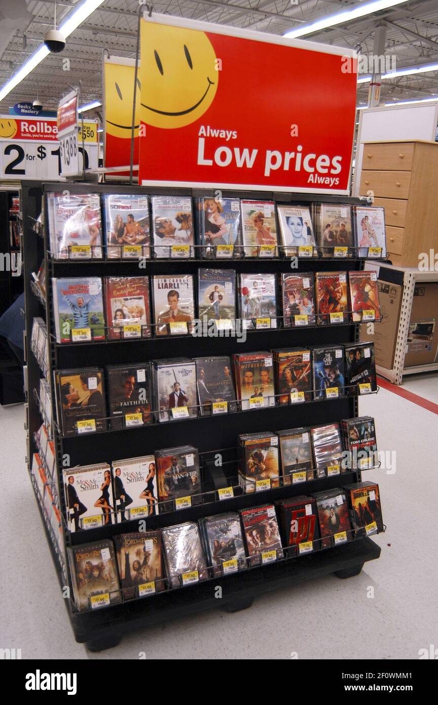 1. März 2008 - Hadley, Massachusetts - DVD zu verkaufen bei Walmart.  Walmart hat angekündigt, auf den Verkauf von Blu-ray High Definition DVD-Filmen  umzusteigen. Foto: Nick Papananias/Sipa Press/0803080123 Stockfotografie -  Alamy