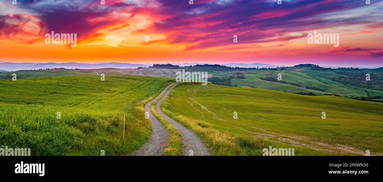Schöne toskanische Landschaft bei Sonnenuntergang, Italien Stockfoto