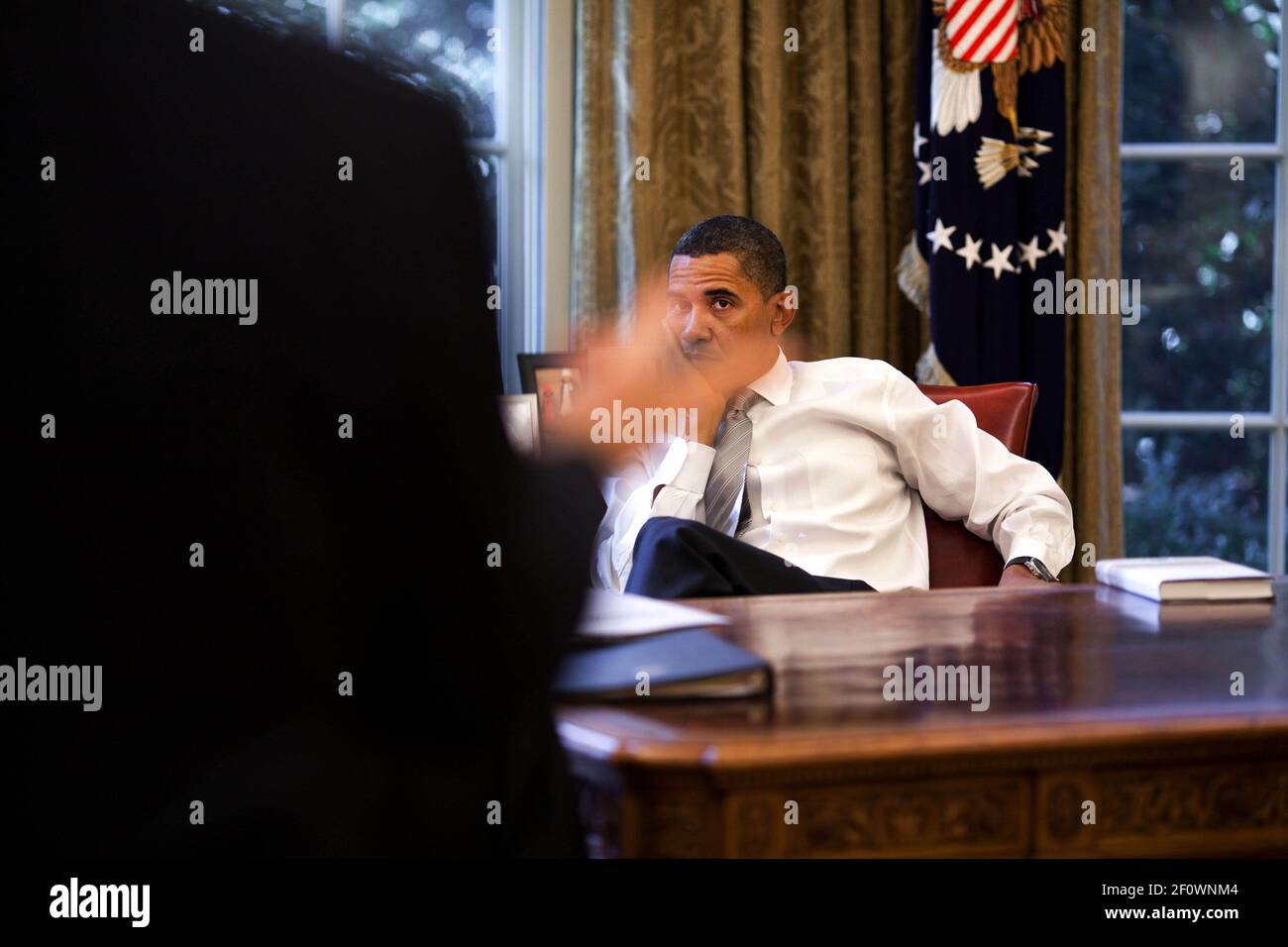 Präsident Barack Obama tritt mit dem Nationalen Sicherheitsberater Jim Jones und dem stellvertretenden Nationalen Sicherheitsberater John Brennan im Oval Office, 29. September 2009, in Verbindung. Stockfoto