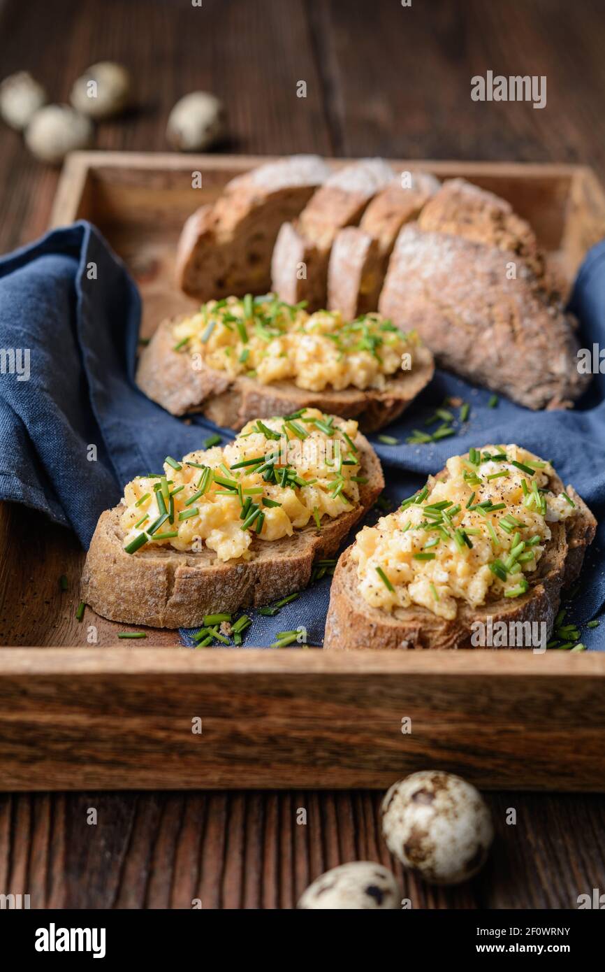 Leckeres und gesundes Frühstück, Rühreier mit gehacktem Schnittlauch Stockfoto