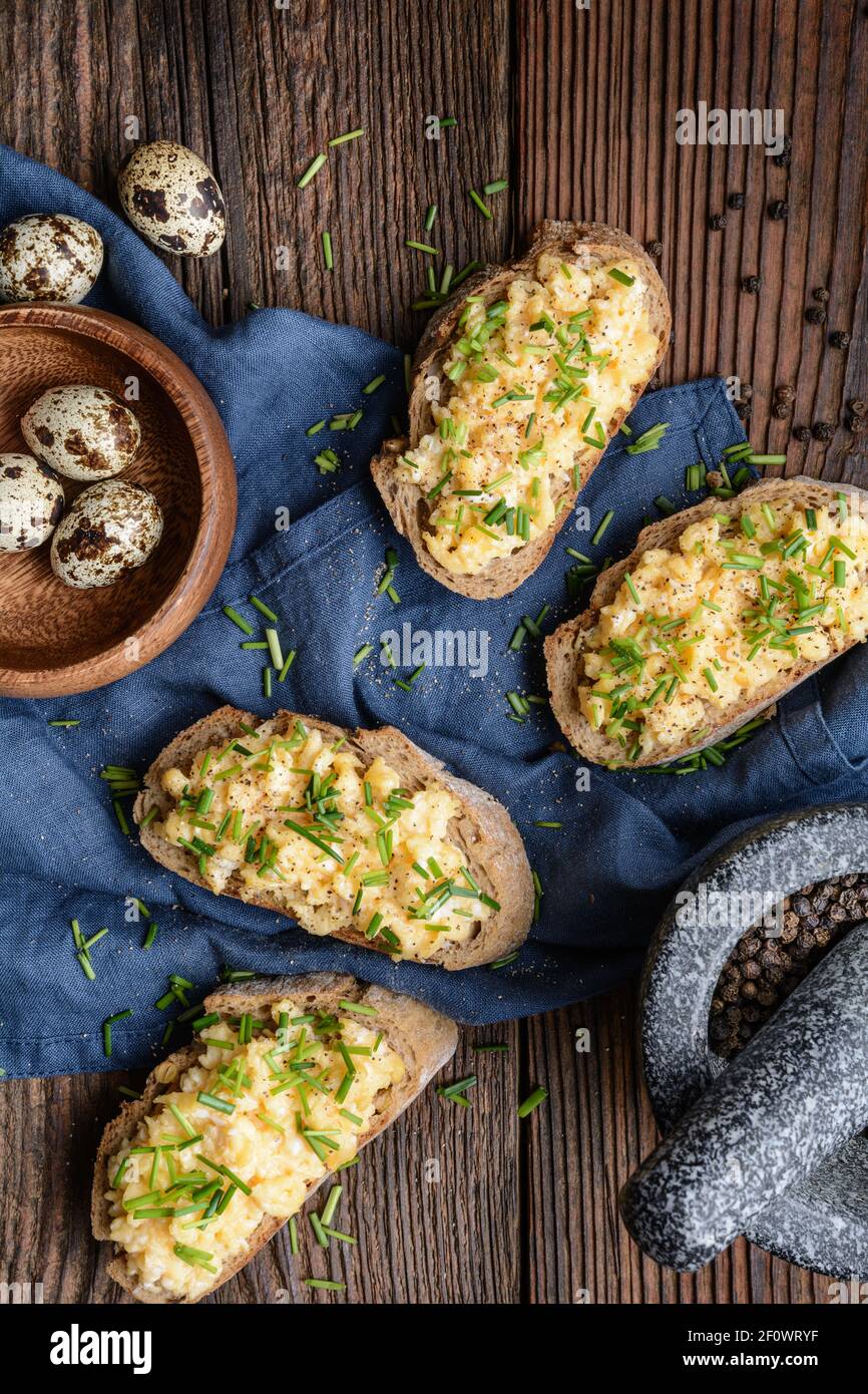 Leckeres und gesundes Frühstück, Rühreier mit gehacktem Schnittlauch Stockfoto