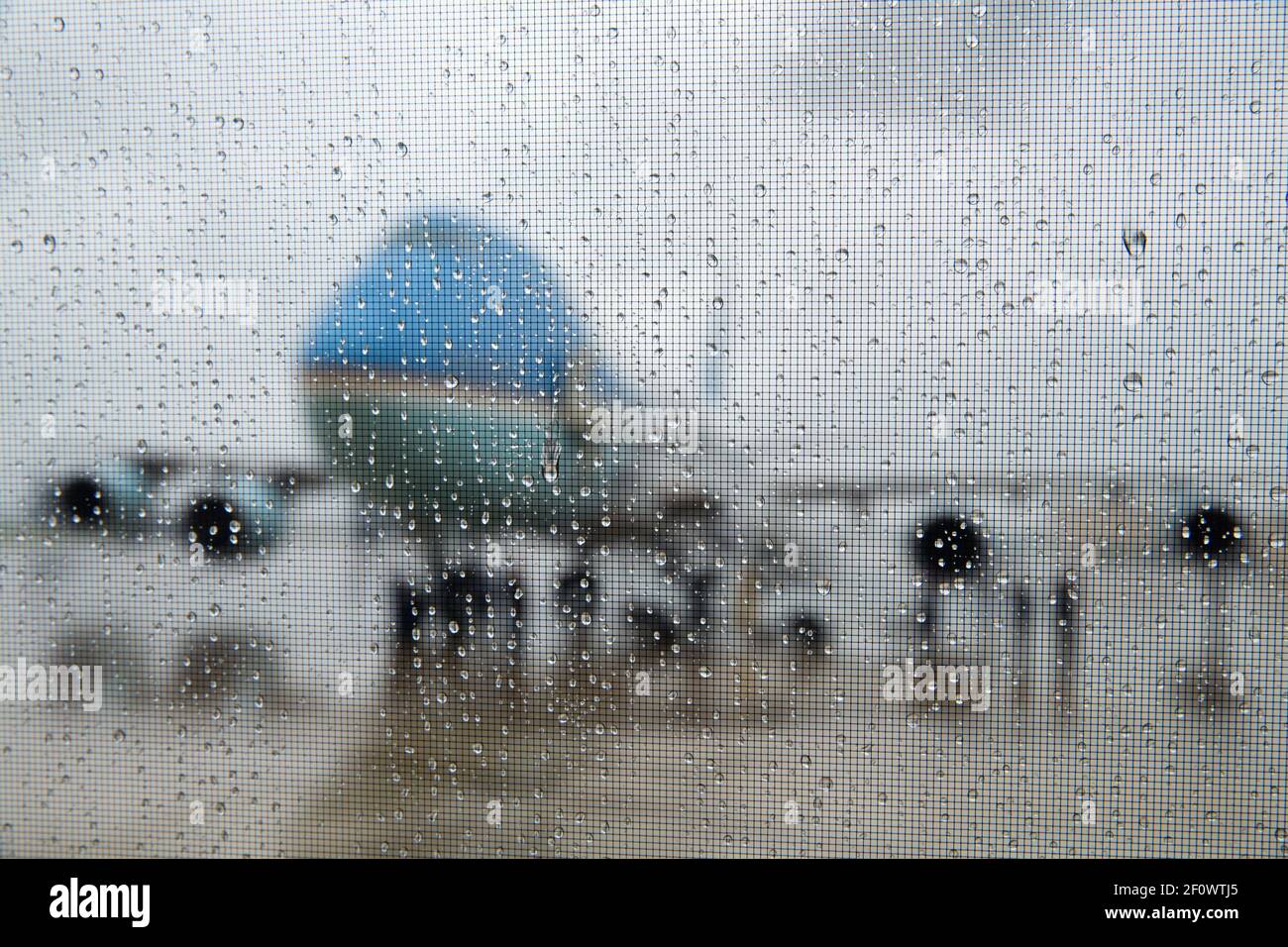 Air Force One wird durch Regentropfen auf einem Nighthawk 2 Hubschrauberfenster auf der Joint Base McGuire-Dix-Lakehurst in New Jersey, 28. Mai 2013, gesehen. Stockfoto