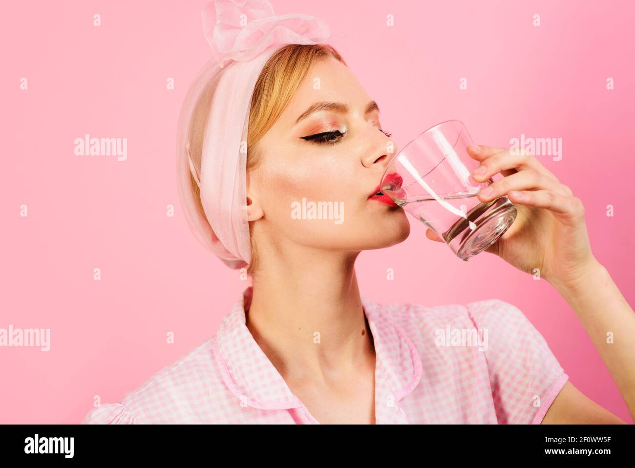 Frau trinkt Wasser am Morgen. Gesunde Lebensweise, Ernährung, Trinkwasser Konzept. Stockfoto
