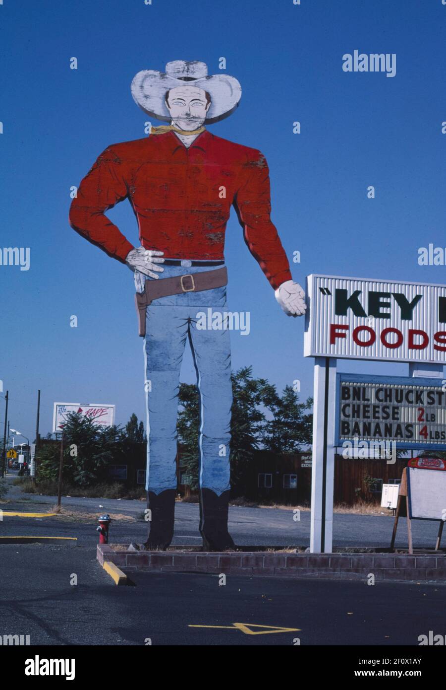 '1980s Vereinigte Staaten - ''Key Buy'' Foods Cowboy Zeichen Umatilla Oregon ca. 1987' Stockfoto