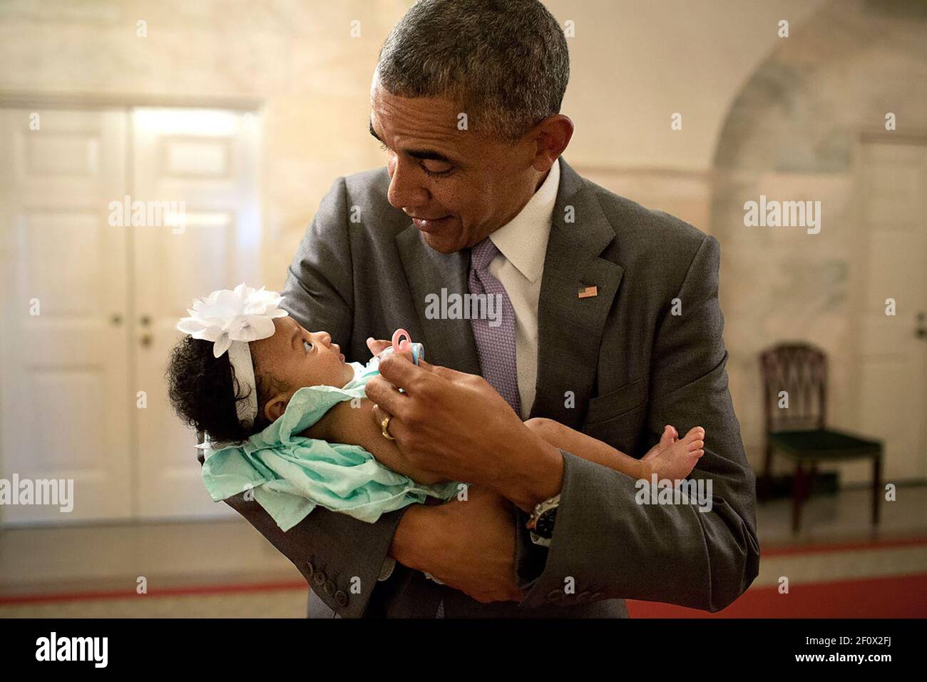 Präsident Barack Obama hat die Tochter des ehemaligen Bediensteten Darienne Page Rakestraw und London Rakestraw im Erdgeschoss Flur des weißen Hauses, 1. Juli 2014. Stockfoto