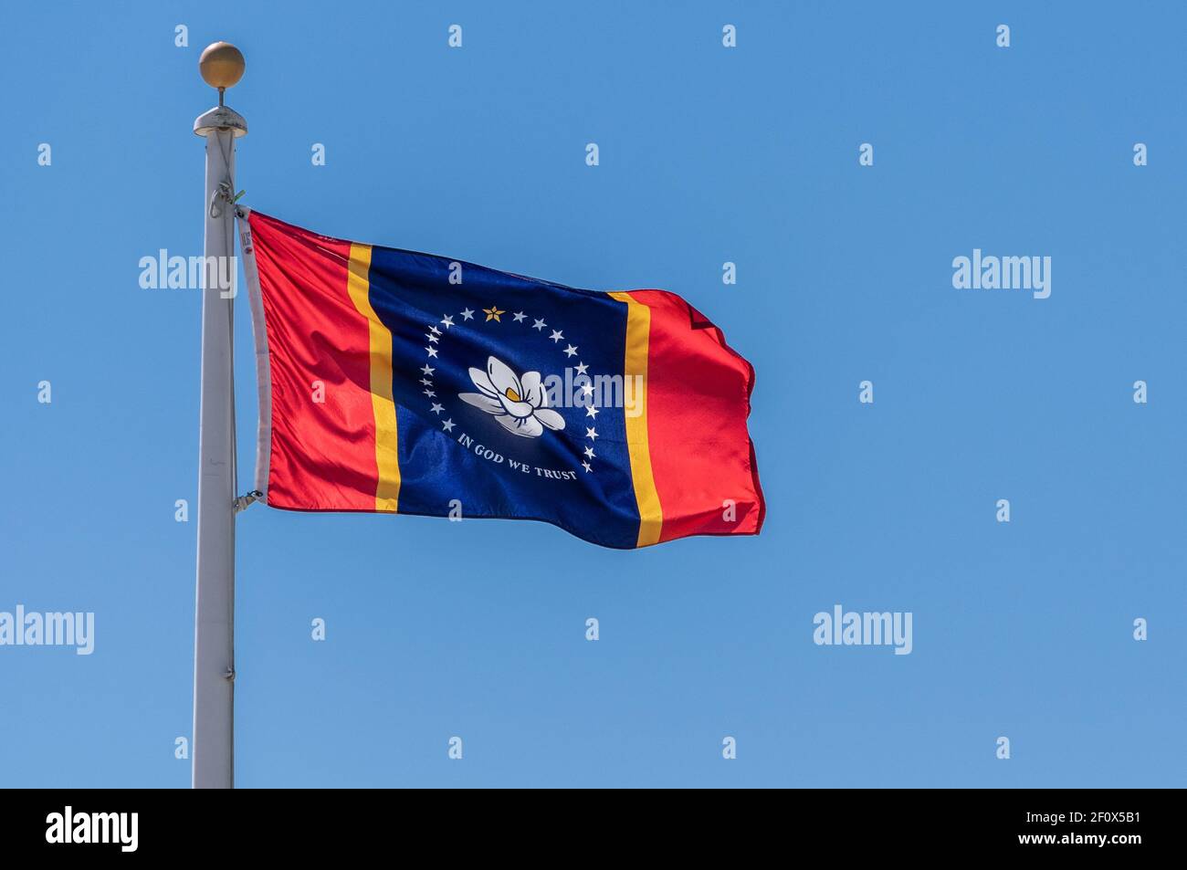 Neue Mississippi Staatsflagge winkt im Wind gegen eine Blauer Himmel Stockfoto