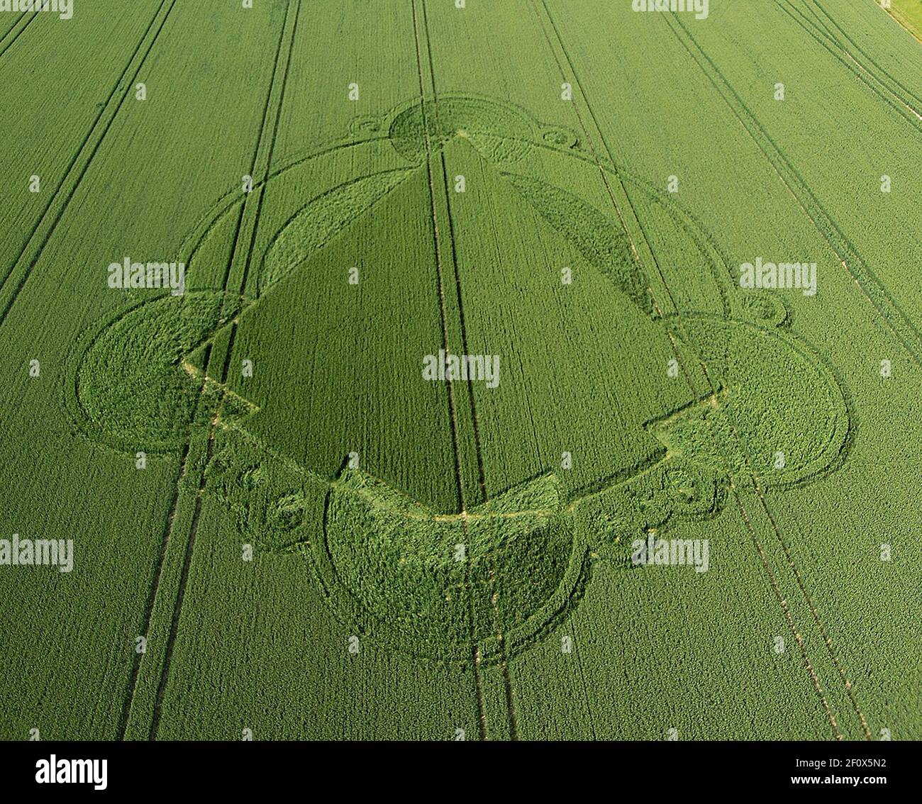 KORNKREIS DER PYRAMIDE AM MILK HILL, WILTSHIRE, NEBEN DEM WEISSEN PFERD. JUNI 2007 Stockfoto