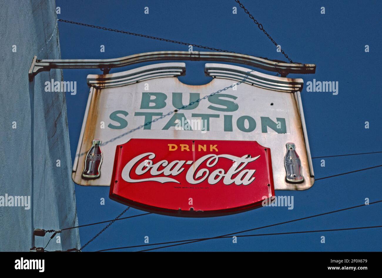 1980s Vereinigte Staaten - Bus Station Coke sign Newton Mississippi ca. 1982 Stockfoto