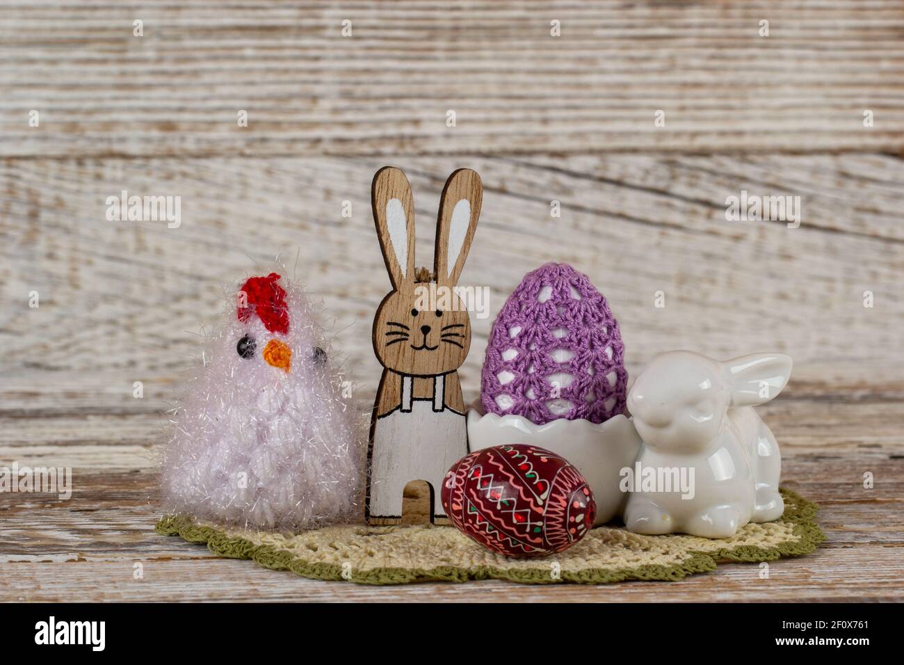 Osterhase, Huhn und Ostereier auf einem Holztisch. Stockfoto