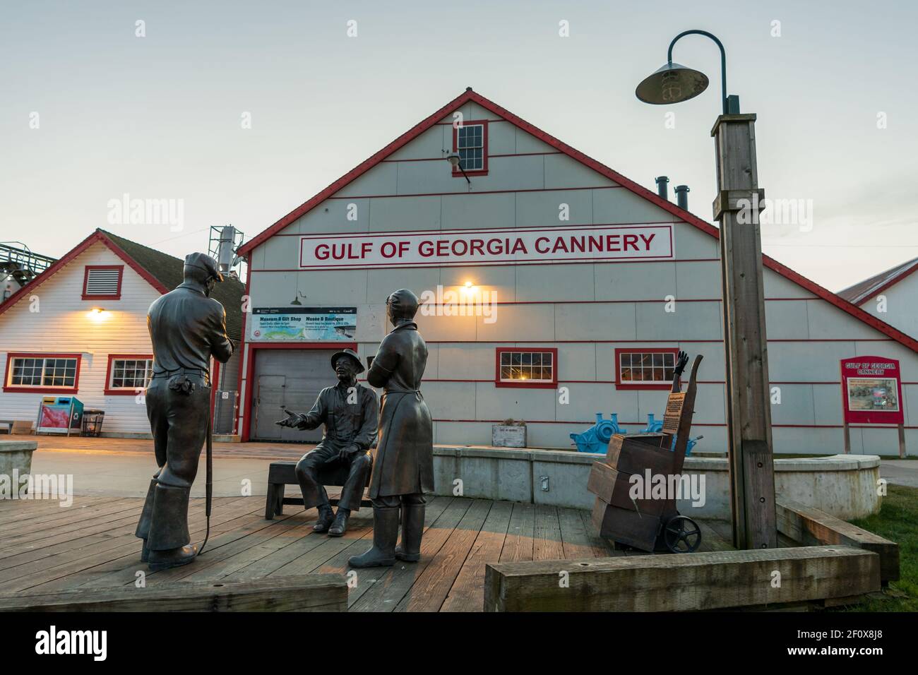 Golf von Georgia Cannery National Historic Site in der Dämmerung. Richmond, BC, Kanada Stockfoto