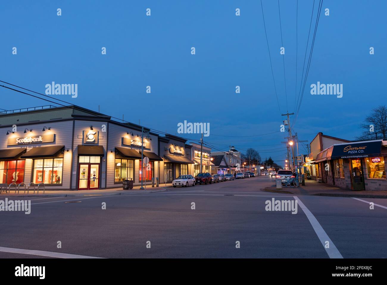 Moncton Street in der Abenddämmerung. Richmond, BC, Kanada. Stockfoto