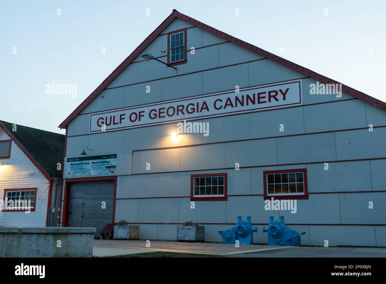 Golf von Georgia Cannery National Historic Site in der Dämmerung. Richmond, BC, Kanada Stockfoto