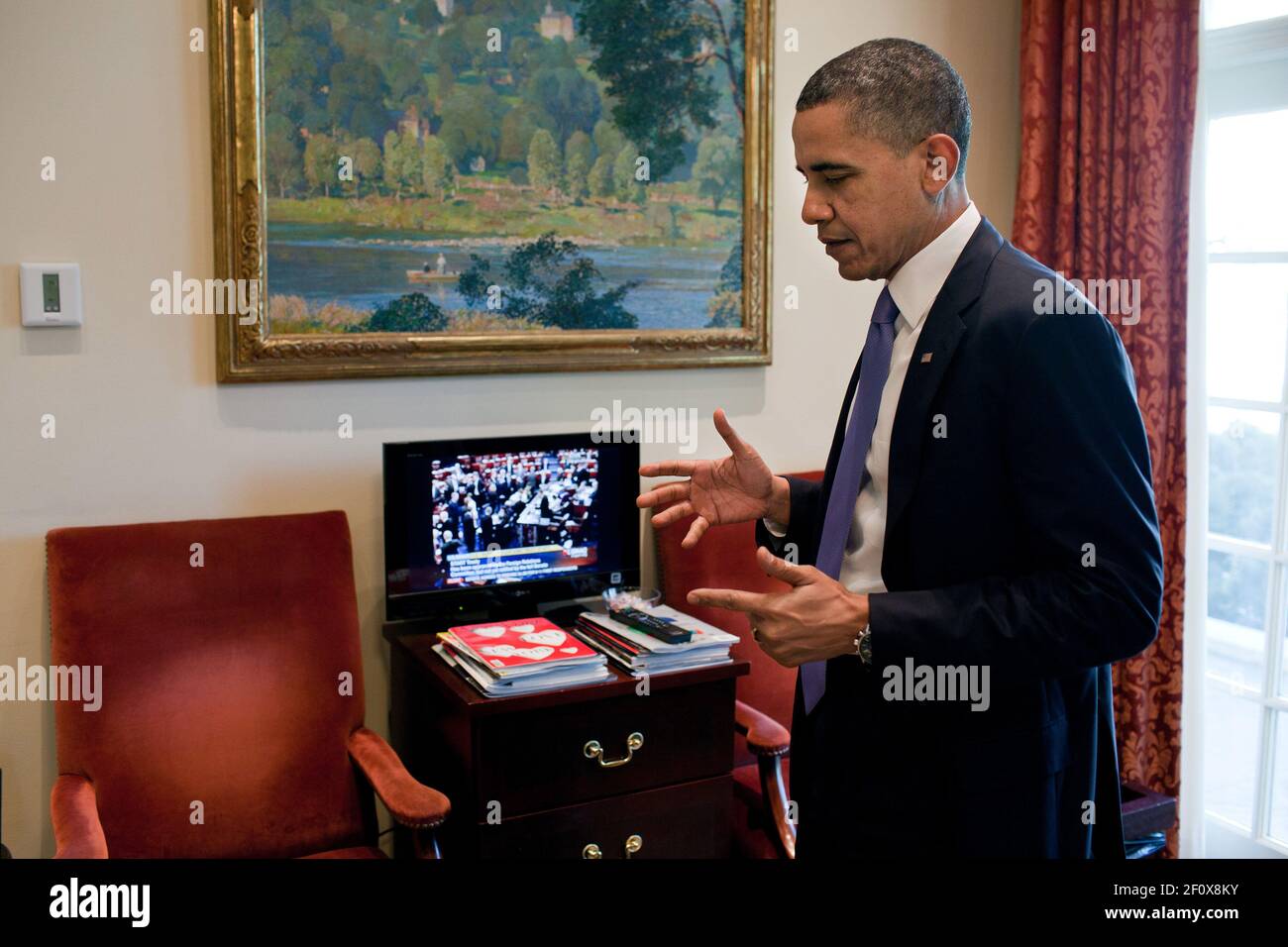 Präsident Barack Obama folgt der Abstimmung des US-Senats zur Ratifizierung des neuen Vertrags über die Reduzierung strategischer Waffen (START) vom Outer Oval Office am 22. Dezember 2010. Stockfoto