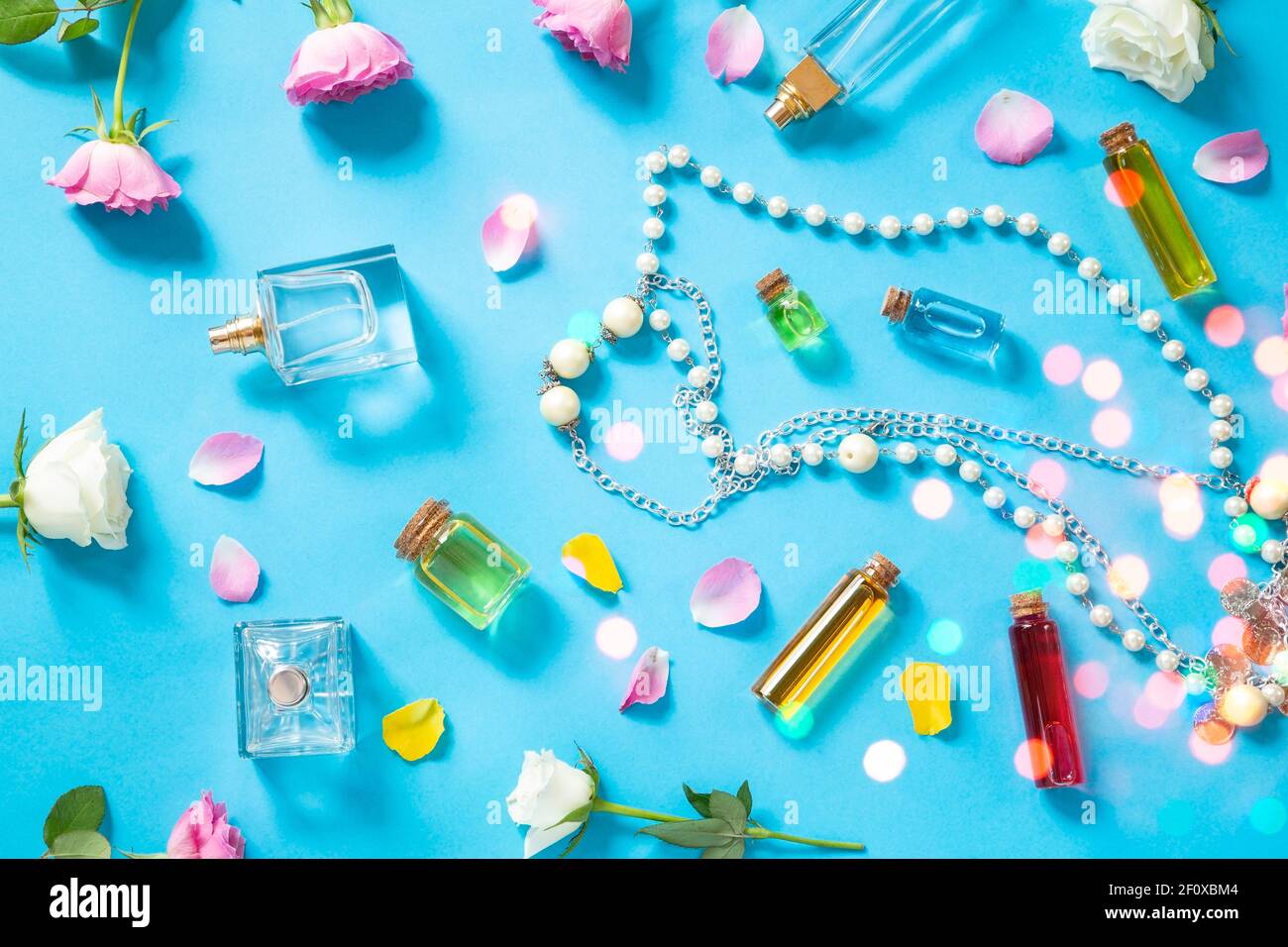 Kosmetik Arrangement mit Flakons und Rosen Stockfoto