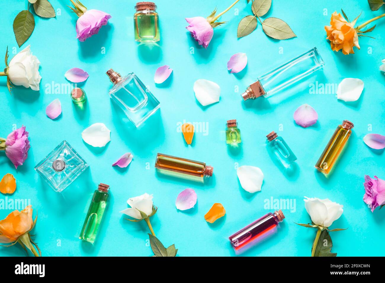 Kosmetik Arrangement mit Flakons und Rosen Stockfoto