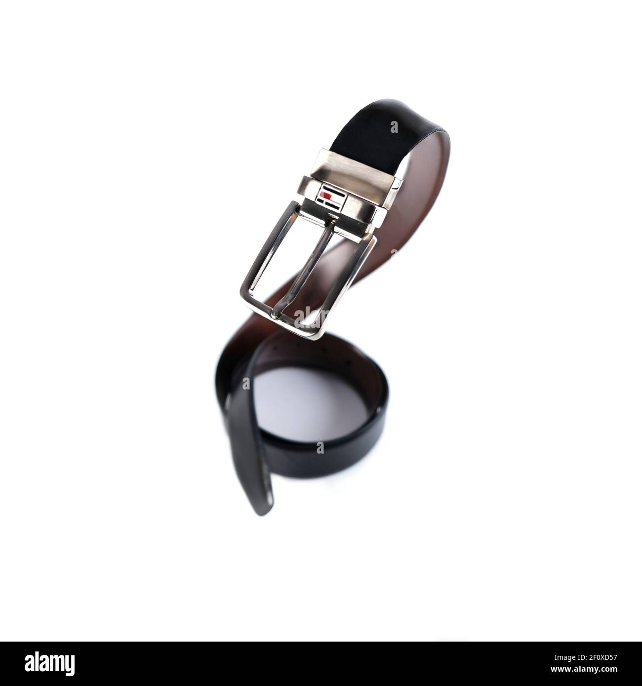 Designer Gürtel wie eine Schlange auf weißem Hintergrund Stockfoto