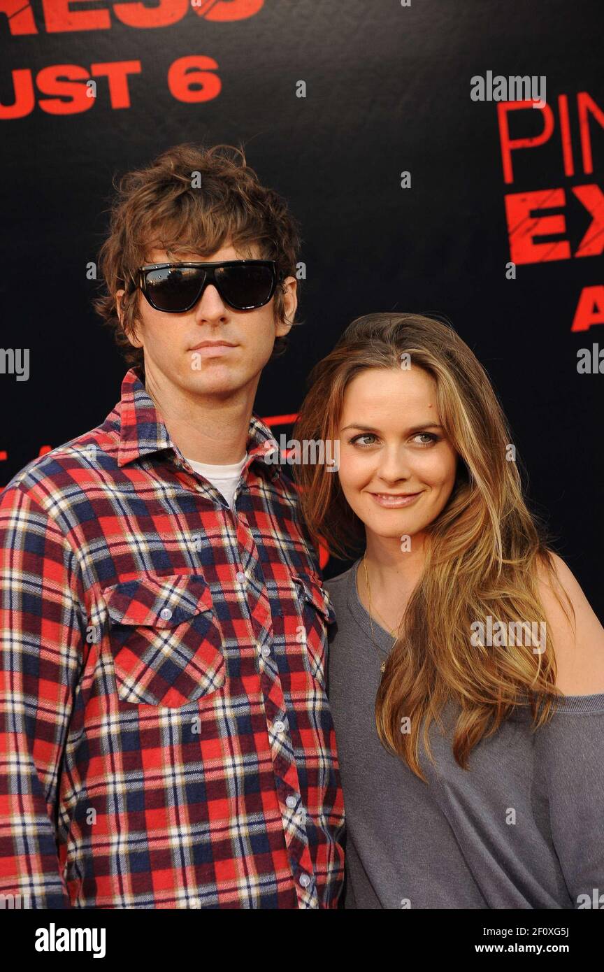 Alicia Silverstone und Freund Christopher Jarecki. 31. Juli 2008 - Westwood, Kalifornien. Die Premiere von Columbia Pictures' Pineapple Express. Foto: Giulio Marcocchi/Sipa Press. /Pineapple_gm,199/0808011028 Stockfoto