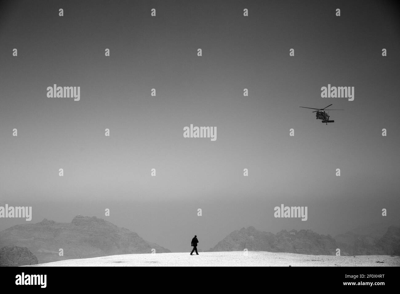 Ein Agent des United States Secret Service steht auf der Wache, als Marine One in Richtung einer Landezone in der Nähe von Petra, Jordanien, absteigt, 23. März 2013. Stockfoto