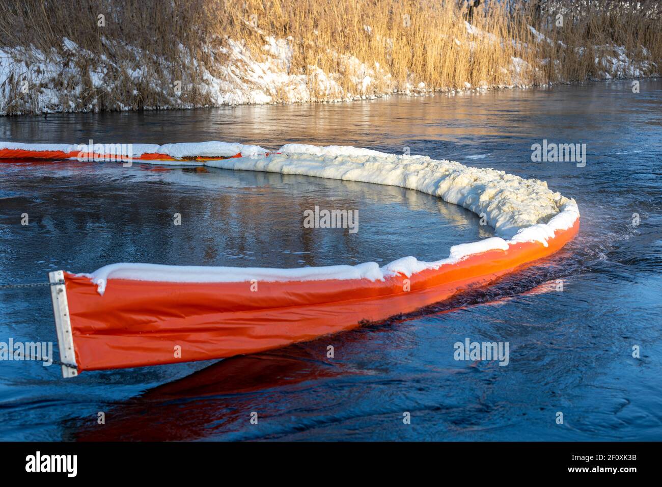 Der schwimmende Ausleger verhindert, dass Schaum und Schmutz den Behälter verunreinigen. Reduzierung schädlicher Emissionen. Schutz von Flüssen und Seen. Frisch halten Stockfoto Der schwimmende Ausleger verhindert, dass Schaum und Schmutz den Behälter verunreinigen. Reduzierung schädlicher Emissionen. Schutz von Flüssen und Seen. Frisch halten Stockfoto