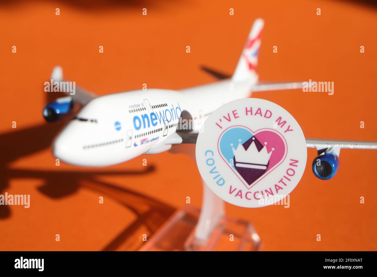 Stillleben - Flugzeug und Covid Impfstoff Aufkleber, illustriert Covid Pass für internationale Reisen und Urlaub, Großbritannien Stockfoto