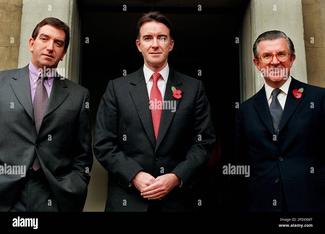 Niall Fitzgerald (links) Vorsitzender von Unilever, RT Hon Peter Mandelson und einer der Gastgeber George Megan, beim Ireland Fund of Great Britain 9th Annual City Luncheon. Stockfoto