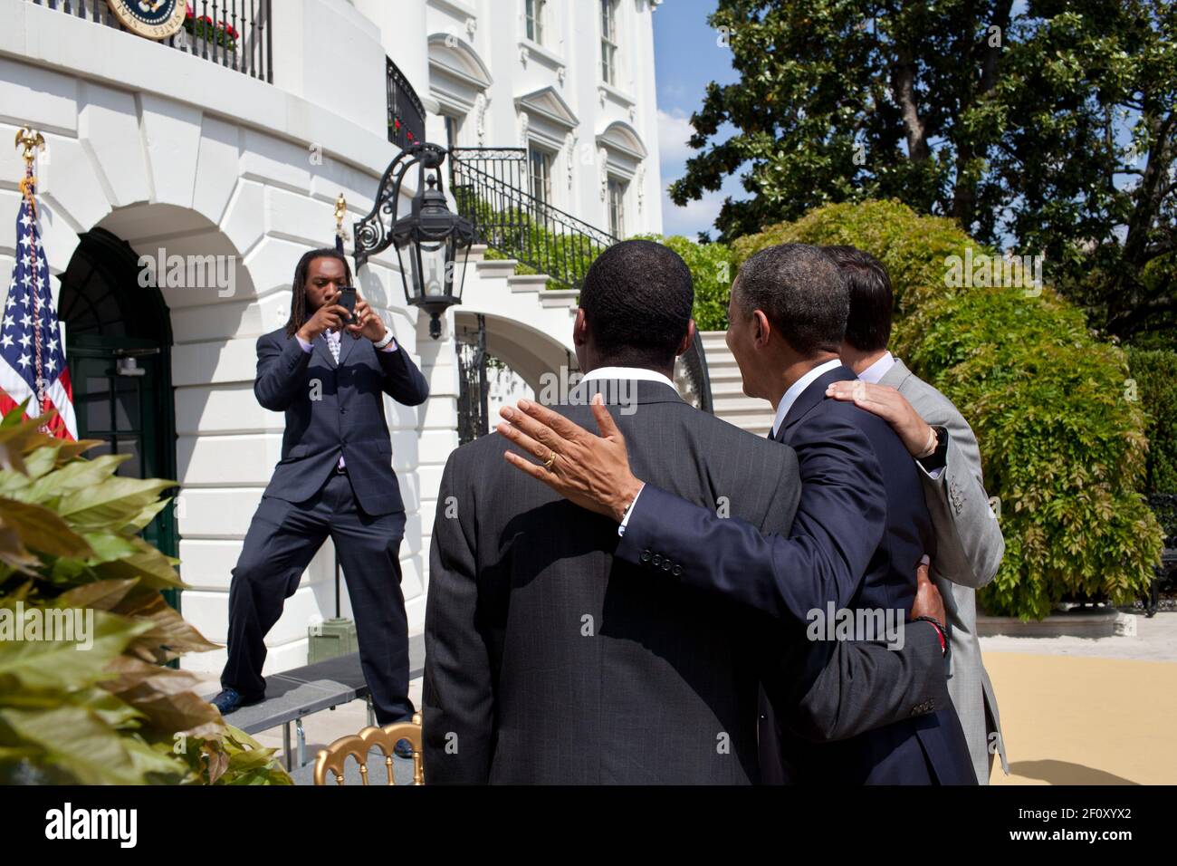 Quarterback Phillip Sims macht ein Foto von Präsident Barack Obama, während er mit Mitgliedern der BCS National Champion University of Alabama Crimson Tide Fußballmannschaft posiert, nach einer Zeremonie zu Ehren ihrer 14th nationalen Meisterschaft und ihrer Saison 2011-2012 auf dem South Lawn des Weißen Hauses April 19 2012. Stockfoto