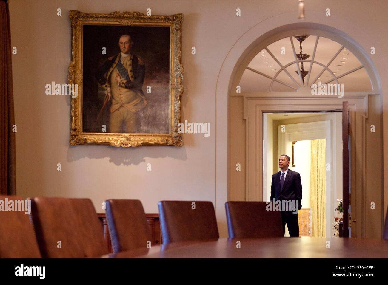 Präsident Barack Obama steht im Outer Oval Office aus dem Kabinettsaal des Weißen Hauses im Januar 7 2010. Stockfoto