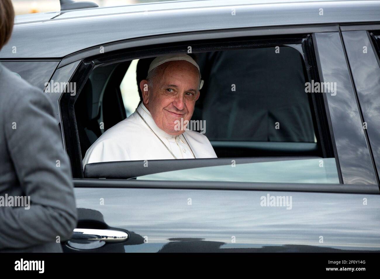 Nahaufnahme von Papst Franziskus in einem Fahrzeug, während eines Besuchs von Präsident Obama im Vatikan (möglicherweise 2014) Stockfoto